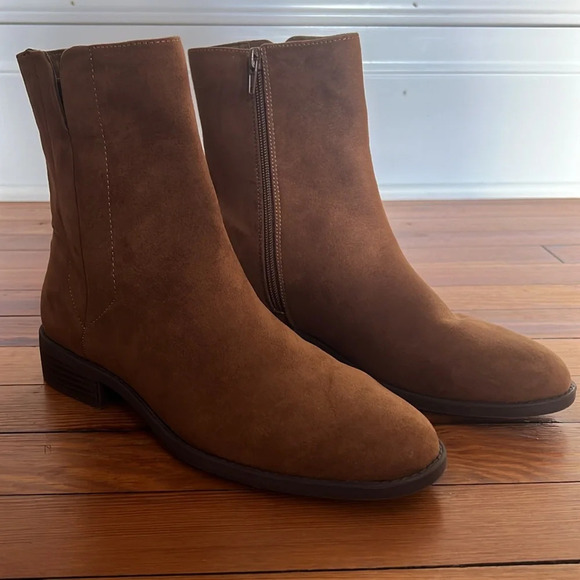 LOFT Cognac Brown Lug Sole Classic Cool Chelsea Boots with Zip Closure - Picture 4 of 10
